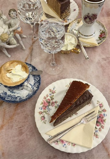 Nel cuore di Bratislava 🇸🇰, c’é una tappa che non puoi assolutamente perdere! . . . #fyp #traveltok #bratislava #voliamoneixte✈🦁🔝💯💥 #travelfood