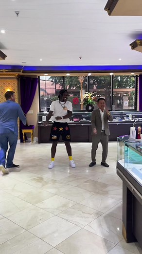 How’d @thereailjohnnydangandco & @thevintagecontessa do⁉️🤣🚶🏾‍♂️🔥 #walkthroughchallenge #mylesyachts #fypシ #fy #diamonds #walkthrough #funnyvideo