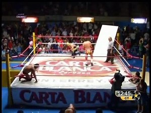 TREMENDA PALIZA! 😖😖😖 Héctor Garza y Hechicero, hicierón garras a Konan Big. Platicando con Nacho Rodríguez, coincidimos en que, solo dos veces hemos visto trabajar a este nivel a Konan Big; osea, sin show, sin jugar, sin nada, meramente Lucha Libre. Una fue con Blue Demon Jr. y la otra fue esta. Tal vez agregaría una 3a vs Dr. Wagner, por rumbos del 2013. | Roberto Figueroa