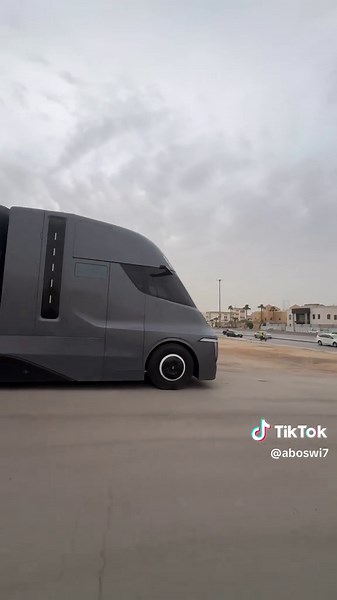 شركة HyperView هي شركة صينية متخصصة في تقنيات القيادة الذاتية والنقل الأخضر. في أكتوبر 2024، وقّعت HyperView مذكرة تفاهم استراتيجية مع شركة أرامكو السعودية بهدف تطوير شاحنات ثقيلة تعمل بالهيدروجين وتتمتع بتقنيات القيادة الذاتية. تُعد هذه الشاحنات الجديدة خطوة نحو تقليل الانبعاثات الكربونية في قطاع النقل الثقيل. تتميز الشاحنة بنظام خلايا وقود بقدرة 240 كيلوواط، وبطارية سعة 72 كيلوواط ساعة، وقدرة على تخزين 59 كجم من الهيدروجين، مما يمنحها مدى يصل إلى 800 كيلومتر بشحنة واحدة. كما أنها مزودة بتقنيات