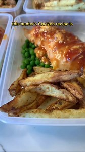 I’m a firm believer that you can never go wrong with chicken and chips But when you add bbq sauce, bacon and cheese into the mix, it takes it to another level 🤯 Ingredients 👇🏻 Chicken breast (These were about 140g) 250g Potatoes 75g Frozen Peas 1 1/2 Bacon Medallions 15g Reduced fat Cheese 15g BBQ sauce 10g Reduced Sugar Ketchup 5g Honey Garlic and herb seasoning Save this one for later, you definitely won’t regret it 🤝 | Taylor Huston