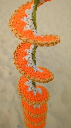 Bruna | Crochet & DIY on Instagram: "Comment 'wind spinner' to receive the pattern! 😍🌀 Make yours too! Can you believe that this was my very first time crocheting one of these? 😱 This is the coolest thing I have ever crocheted! Comment ❤️ so I know you love it too! 🥰 If you want to make this project I have the tutorial on my YouTube channel, check the link in my bio or search for Brunaticality on YouTube 🧶💜 Yarn Joplin by @tessiland ✨"