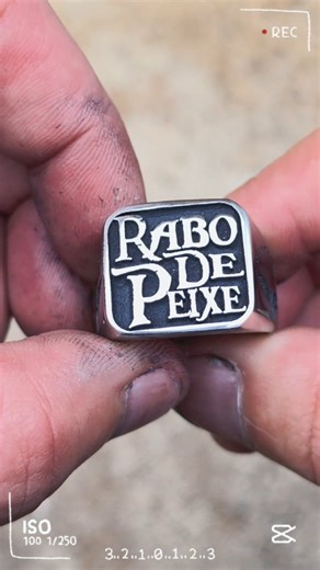 💍 Anel Rabo de Peixe Mais do que uma simples peça de joalharia, este anel carrega consigo uma história, uma homenagem e uma memória viva. Inspirado não apenas na série da Netflix Rabo de Peixe, mas sobretudo no seu povo — genuíno, corajoso e de coração inteiro — que tive o privilégio de conhecer há alguns anos. Entre o mar e o sal, aprendi que Rabo de Peixe é muito mais do que um nome num mapa: é um símbolo de força, de luta e de alma. Cada olhar, cada sorriso e cada gesto deixaram em mim uma m