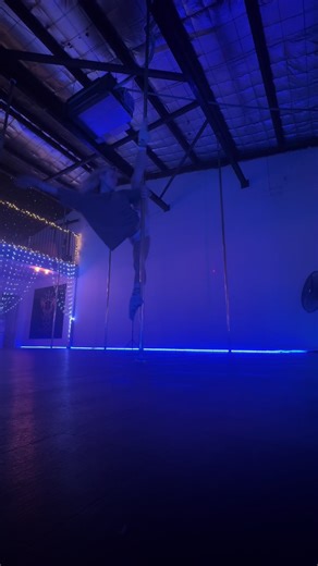 late night training 🤍 #poletok #poledance #polerina #dancing #poleflow