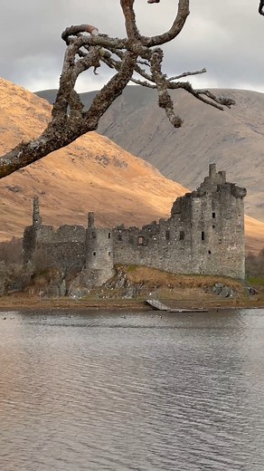 The historic Kilchurn Castle on the banks of Loch Awe in Argyll 😍🏰 💡 Built in the mid 1400s as a fortress for the Campbells of Glenorchy, the structure was later used as a garrison stronghold after the first Jacobite rising of 1689 🛡️ 📍 Kilchurn Castle, Wild About Argyll | VisitScotland