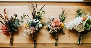 Mariage : comment faire une boutonnière avec des fleurs