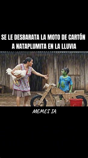 Se le desbarata la moto de cartón a Nataplumita en la lluvia😂 #risas #humor #fyp #shortvideo