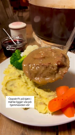 Kjøtt i mørke som vi alltid har sagt😉god norsk tradisjonsmat som det er så viktig at vi ikke glemmer bort! Dette er oppskrifter som jeg håper går i arv til nye generasjoner🥰 Gøy å høre fra så mange av dere hva dere kaller denne retten i forhold til hvor i landet dere kommer fra🥰tusen takk for at dere ville dele med meg❤️ Oppskrift på vår versjon ligger ute på siden vår godtoghjemmelaga.no - så gå inn og ta deg en titt, kanskje du fikk et tips til søndagsmiddagen😉👌 #middagstips #kjøttimørke 