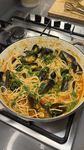 Garlicky Tomato Butter Spaghetti with Mussels