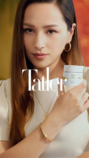 Tatler Hong Kong on Instagram: "Bonjour from J Lou! 中法混血創作者 @jlouofficial 的故事始於最初的默默耕耘——當影片觀看數還停留在20次時，她便選擇相信自己的節奏。如今，她已是擁有廣大追隨者的成功影響者。這一切並非一蹴可幾，而是源於對自身創作步伐的堅定信念：相信價值需要時間沉澱，也無需為每一刻的表現而焦慮。 Lou 將 SK-II 的 LXP 系列視為一種「與時為友」的護膚哲學。以歷經四十年精煉的 PITERA™ 為核心，它不追求速效，而是專注於順應肌膚自身的演變節奏，提供長遠支持。這種耐心、專注的護理方式，正與她成功的信念相互呼應：真正的進步與轉變，無需喧嘩，自有其深遠意涵。 Bonjour from J Lou! The French-Chinese creator J Lou began her journey from a modest starting point, with her early videos garnering only 20 views. Trusting her own unique pa