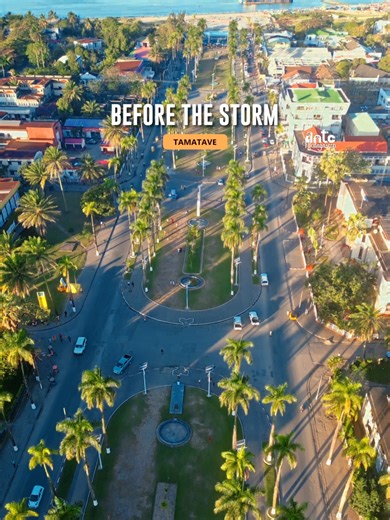 🌴🌴 Avec tous les images chaotiques qui circulent, il est bon de rappeler, que Tamatave est une belle ville, a été une belle ville et se relèvera de ses cendres. Encore mieux qu'avant. La côte-est avant la tempête, c'est un paysage hors du commun, une ambiance joyeuse et une bonne vivante qui n'existe nulle part ailleurs. Elle le sera de nouveau🌴🌴. 📷 Tamatave avant Gezani With all the chaotic images circulating, it is worth remembering that Tamatave is a beautiful city, has always been a bea