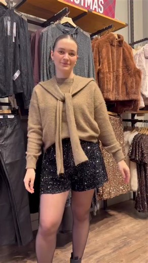 Vib's on Instagram: "Mood de fin d’année : scintiller non-stop ✨ Pauline nous montre comment styliser le short à sequins en 3 looks. Pour lequel allez-vous craquer ? Short CACHE CACHE shovelseq Look 1 : Pull CACHE CACHE hoodydouble Look 2 : Blouse BONOBO partyblouf Veston BONOBO folkgilf Look 3 : Chemise BRÉAL cheplishine #lookdujour💋 #lookdefêtes #tenuesdefetes"