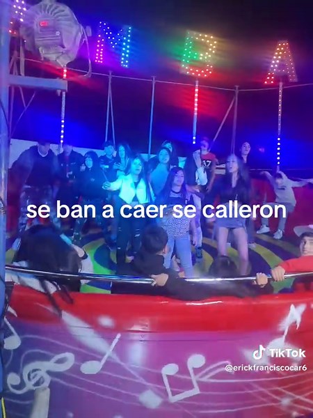 Mujeres bailando y contrabando en el tagada