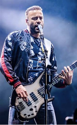 The Iconic Bass Line of Hysteria by Muse