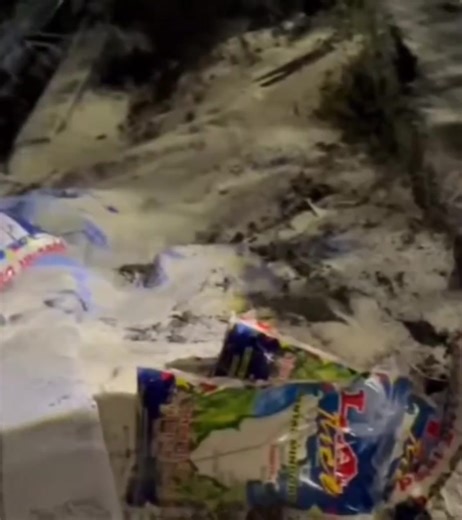 ⚠️ TRAVEL ADVISORY / ACCIDENT ALERT ⚠️ Truck ng bigas, nahulog sa bangin sa Brgy. Mabuhay-1, Socorro dahil sa nawalang preno (8:30 PM today). ✅ DRIVER: Ligtas at nasa Grace Mission Hospital. ✅ TRAFFIC: Binabantayan na ng mga Brgy. Officials at Pulis. ✅ RICE CARGO: Inililipat na sa panibagong truck sa tulong ng mga residente. Ingat po sa mga dadaan sa Nautical Highway! Huwag kalimutang i-check ang preno bago bumiyahe. 🚛💨 | Calapan City News Updates