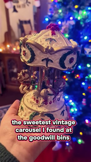 this vintage carousel music box is the sweetest thing 😍 found it at the #goodwillbins #carousel #vintage #antique #thrifting