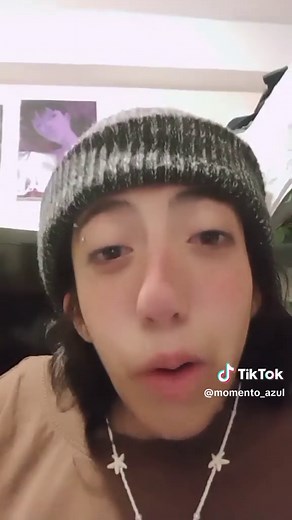 sólo quería hablar un poco al respecto. hay que aprender que las palabras son nuestra herramienta más grande pues es la única manera que tenemos de comunicar lo que pensamos y lo que pensamos es todo lo que somos. comentarios negativos me hicieron llorar un poquito, pero quisiera dar un recordatorio a todas las personas que lidiamos con inseguridades sobre que la única opinión que importa es la nuestra, los acuerdos que tenemos con nosotros mismos son importantes. Yo he acordado conmigo misma qu