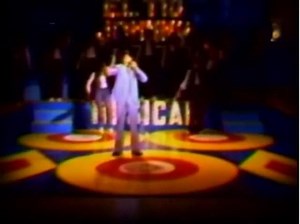 Darío Javier cantante Ecuatoriano inició su carrera artística a los 11 años. A los 14 saltó a la fama con la balada Si entendieras en 1978. EL disco fue compuesto por el canta autor floiran antonio jimenez, originalmente interpretado por ANTHONY RIOS pero el tema es mundialmente conocido en la voz de Darío Javier. | Baúl del Tiempo