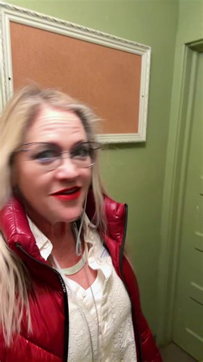 Special dinner tonight! It’s the breadless pizza bowl and a beautiful Mediterranean salad from my favorite small town pizza joint! Petes pizza!