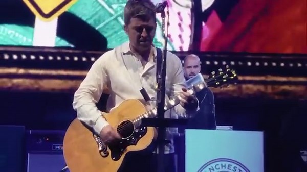 Oasis - Wonderwall (LIVE 25)