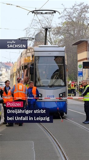 In Leipzig-Leutzsch hat es am Ostersonntag einen schweren Unfall gegeben. Laut Polizei ist dabei ein dreijähriger Junge ums Leben gekommen. 🔗Mehr Infos findet ihr im Link in unserer Bio. #leipzig #unfall #polizei #feuerwehr | MDR Sachsen