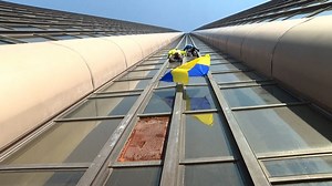 Video. Climbers scale Paris skyscraper in support of Ukraine