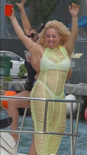 🌴 Glamour Afloat: Miami's Loveliest Ladies Embrace BoatSnaps! 💖🚢