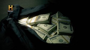 Llega el día del robo y el equipo tiene que sortear el primer obstáculo, la puerta de la bóveda. ¿El trabajo de “El genio” habrá servido? El equipo puede ingresar a la bóveda. Con elementos de supermercado logran sortear los mecanismos para que suene la alarma. Con todo solucionado, pasan a abrir todas las cajas y a robar joyas, diamantes y dinero en un aproximado, hoy en día, a más de 500 millones de dólares. Ahora queda una tarea: que no los atrapen. 📺 Todo esto y más en tu pantalla de Histor