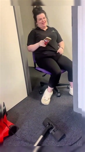 The chair gave up 💀😂 #funnyfails #dailylaughs #funnyvideos