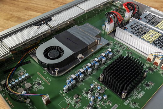 Ubiquiti UniFi USW-Leaf Overview 48x 25GbE and 6x 100GbE Switch