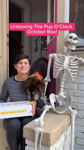 The October @pupoclock_ box is jam packed with TREATS for everyone… actual dog treats PLUS 4 trading cards, a @sodapupdogtoys chew toy, treat recipe, doggy toothbrush and more!!! 😱 I’m really proud of the enrichment activity for this month because it’s helping dogs feel confidant around spooky Halloween sights and sounds 🎃👻 Every month I work with @pupoclock_ to create a kid friendly dog enrichment activity based on that month’s theme. It’s not too early to plan for the holidays… the December