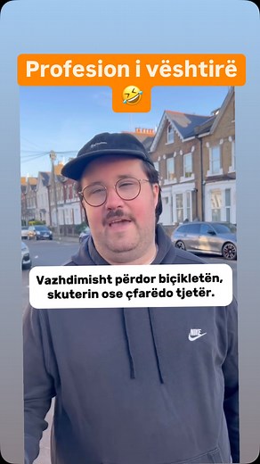 Faktet dhe studimet kanë treguar që të mësuarit e një gjuhe të huaj me anë të videove gazmore është metoda më e shpejtë dhe efektive në këtë proces. Ja arsyet: 1. E bëjnë të mësuarin më argëtues – njerëzit mësojnë më mirë kur janë të përfshirë dhe argëtohen. 2. Ndihmojnë me përthithjen e gjuhës së përditshme – humorit. Shpesh përdoren shprehje idiomatike, zhargon, dhe tone natyrale që ndihmojnë në mësimin e gjuhës së folur. 3. Përforcojnë të kuptuarit me kontekst – kur shikon një situatë qeshara