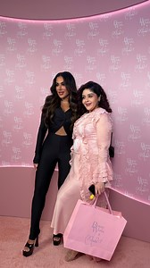 HUDA BOSS 🔥 هدى من النساء اللي بتطلع ليهم! بتمثل القوى بتمثل العزيمة! بتمثل الإرادة والسعي والإيمان ان ممكن تحلم وتحقق اللي بتحلم بيه! وكل م زادت معرفتي بيها وشفت عن قرب ازاي هي شغوفة بشغلها وبتركز في كل صغيرة وكبيرة! بنبهر! هي حرفيًا دخلت وسط حيتان كبار في وسط البيوتي والميكب وصنعت لنفسها براند! الناس كلها بتحكى و تتحاكى عليه وبتخذه قدوة و بتقلدو كمان! | Hadeel Marei