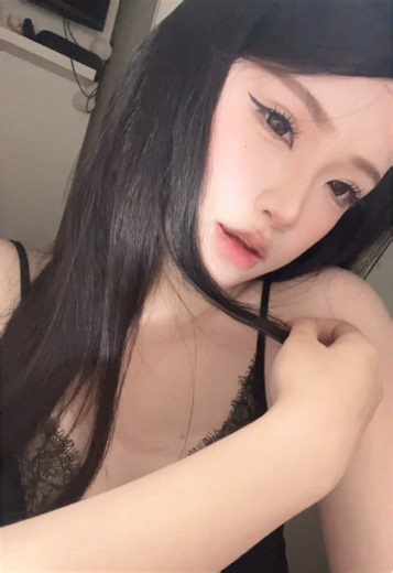 Rose with Queen: A Unique Artistic Journey