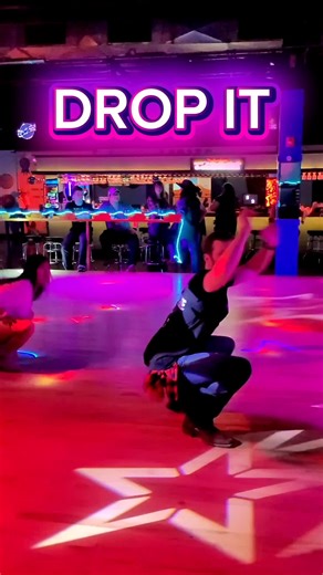 till the sun came through . I should've listened to @Juco🙏🏿 and learned this months ago 🕺🏼: @priceless.moves @Juco 🙏🏿 @lets_go_dancing06 🎶: drop it to the floor @Fletcher Kirkman 🎥: @heyyyitsalinaaa #linedance #linedancing #dancer #dropittothefloor #cyberdrop