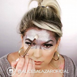 656K views · 314 shares | Máscara de glitter é uma ideia bem original e fácil de reproduzir. Fica a sugestão para o seu Carnaval, graubi. Certamente você vai brilhar muito nos dias de folia!!! Curtiu? Tem tutorial no canal te esperando! LINK NA BIO #makeuptutorial #makeup #carnaval #alicesalazar | Alice Salazar | Facebook