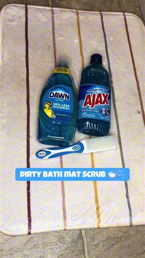 Dirty bath mat scrub 🛁🫧 this is my bath mat scrub from my video earlier today but in faster speed. Enjoy! #cleantok #scrubbing #asmr #satisfying #rugcleaning