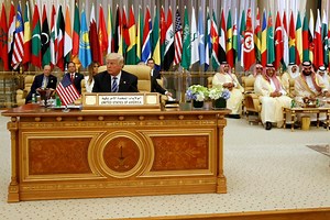 Trump calls on Arab world to unite against extremism