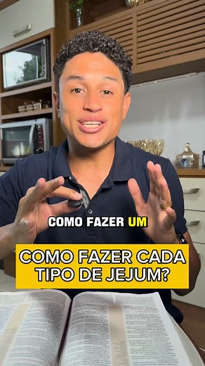 Como faz cada tipo de jejum? Todos são feitos da mesma forma: abstinência de alimentos por um período. O que muda não é o jeito de jejuar, mas a causa que você apresenta a Deus em oração. É na oração que você consagra o propósito, seja arrependimento, consagração ou busca por direção. Jejum sem oração é só ficar sem comer. A Bíblia mostra isso em Joel 2.12 e Mateus 6.17-18. #jesus #biblia | Leonardo Delgado