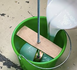 Paint mixing bucket with DIY blender