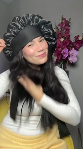 Cómo usar el gorro de seda para dormir: una guía rápida para todo tipo de cabello en este video #winitips BENEFICIOS DE USAR UN GORRO DE SEDA O SATIN: 🪮El gorro para dormir mantiene el cabello saludable. 🪮 Evita el rompimiento del cabello y las puntas abiertas.🪮 Retiene la humedad para hidratar el cabello.🪮 Ayuda a la absorción de los productos, como un acondicionador nocturno sin enjuague. 🪮Mantiene tu peinado, como conservar los rizos o un estilo afroreducir el frizz. 🪮Protege la piel de