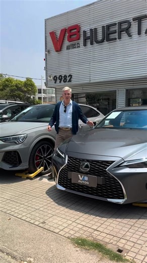 🔥 LEXUS IS 300 2023 – $35.970.000 🔥 Si buscas lujo japonés, calidad impecable y cero dolores de cabeza, este IS 300 es exactamente eso. Lexus —la marca de lujo de Toyota— destaca por su fiabilidad, terminaciones perfectas y un interior que se siente realmente premium. Esta unidad es único dueño, con mantenimiento en la marca y solo 22.800 km. Un sedán moderno, cómodo y muy bien equipado, ideal para el día a día con la suavidad y precisión típica de Lexus. En el interior destaca: ✔️ Pantalla co