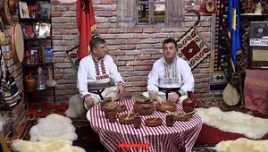 KUR JAM KON NI VAKT I RI NJË PRRSHËNDETJE PER JU MIQ E SHOK GJITHMON GËZIME PAQI Kendojn Mehmet Petrofci Isuf Rashiti Orkestrimin Alfred Qemalja Lezh Linku Youtube https://youtu.be/qiSkCdUUyLU | Studio e Folklorit Burimor Zvicërr