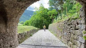 Canale di Tenno è considerato uno dei borghi più belli d'Italia, un agglomerato rurale di origine medioevale che si trova a soli 10 km da Riva del Garda. #gardaoutdoors https://www.garda-outdoors.com/canale-tenno-borgo-magico-dal-tempo/ | Garda-outdoors