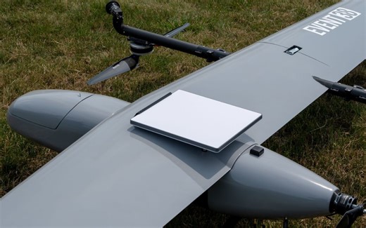 Antenas Starlink da SpaceX são acopladas em drones