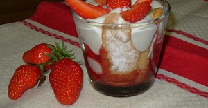 Charlotte aux fraises et mousse à la noix de coco