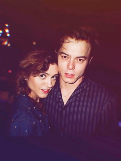 Charlie Heaton và Natalia Dyer là cặp đôi nổi tiếng từ series Stranger Things, hóa thân thành Nancy Wheeler và Jonathan Byers, tình yêu của họ từ màn ảnh đã