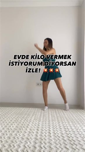 Evde spor yap / Egzersiz / Pilates / Zumba on Instagram: "@fitbysinem 💪 Evde kilo vermek istiyorsun ama dizlerini yormadan, komşuları rahatsız etmeden cardio mu yapmak istiyorsun? İşte tam sana göre 4 hareket videosu geldi. 😍😍😍 ✅ Hiç zıplamadan ✅ Ekipmansız ✅ Yağ yakımını hızlandıran ✅ Tüm seviyelere uygun ⏱ Her hareket 40 saniye – 3 tur 💧 İhtiyacın olan tek şey su ve motivasyon! Bu seriyi haftada 3–4 gün uygula, farkı hissedeceksin. 🔖 Videoyu kaydet ve bugün başla 🫶🏻 Arkadaşını etiketle