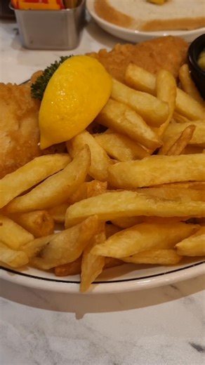 There’s something extra special about a winter day by the sea. 🌊❄️ We spent the day in Whitby, enjoying the fresh coastal air. We started with a walk along the pier to watch the waves hit the harbour walls. Simple moments like these make you feel truly alive. After wandering through town, we crossed the swing bridge and explored the cobbled streets, looking into shop windows. We warmed up with coffee and a bagel at Mr Cooper’s Coffee House—it's a great spot for a cosy coffee break. Our next sto