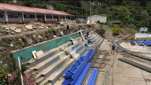 𝐀𝐕𝐀𝐍𝐂𝐄 𝐃𝐄 𝐋𝐀 𝐎𝐁𝐑𝐀: 𝐓𝐄𝐂𝐇𝐀𝐃𝐎 𝐃𝐄 𝐋𝐀 𝐋𝐎𝐙𝐀 𝐃𝐄𝐏𝐎𝐑𝐓𝐈𝐕𝐀 𝐃𝐄 𝐋𝐀 𝐈.𝐄 𝟓𝟎𝟗𝟖𝟓 ❞𝐀𝐋𝐓𝐎 𝐒𝐀𝐋𝐊𝐀𝐍𝐓𝐀𝐘 𝐃𝐄 𝐒𝐀𝐇𝐔𝐀𝐘𝐀𝐂𝐎❞ 💪La municipalidad distrita de santa teresa a través de la primera autoridad del distrito PNP(RR) Sr. Edgar Lasteros Aguilar,se viene ejecutando el techado de la loza deportiva de la IE; Alto Salkantay de Sahuayaco.👇 👍Que beneficiara directamente a más de 200 estudiantes de los niveles inicial, primaria y secundaria, la obra busc